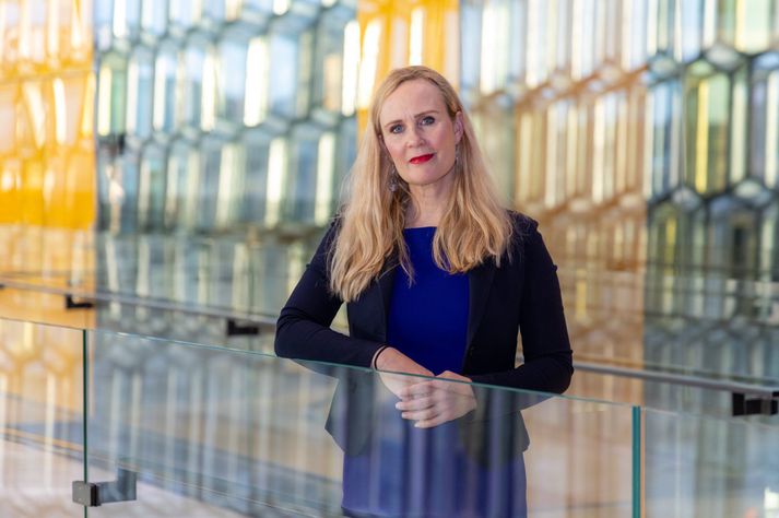Þóra Arnórsdóttir, forstöðumaður samskipta hjá Landsvirkjun, segist hafa orðið vitni að því að karlmenn verði brjálaðir yfir umræðunni um þriðju vaktina og segi hana hugarburð kvenna og einhvers konar tilbúið verkfæri til að klekkja á karlkyninu. Þóra stýrði málstofu á Heimsþingi kvenleiðtoga í gær.
