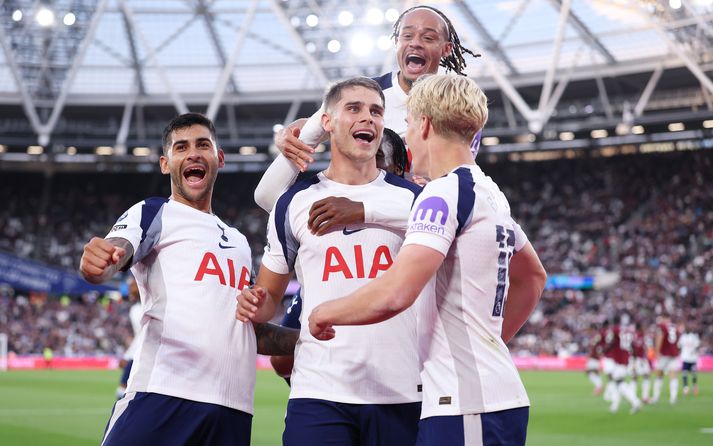 Micky van de Ven skoraði þriðja mark Tottenham.
