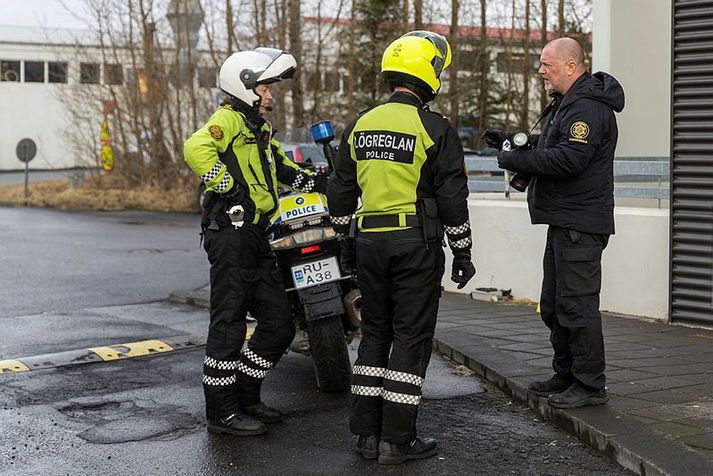 Lögreglumenn við störf.