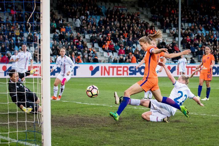 Vivianne Miedema býr sig undir það að skora á móti Íslandi í apríl.