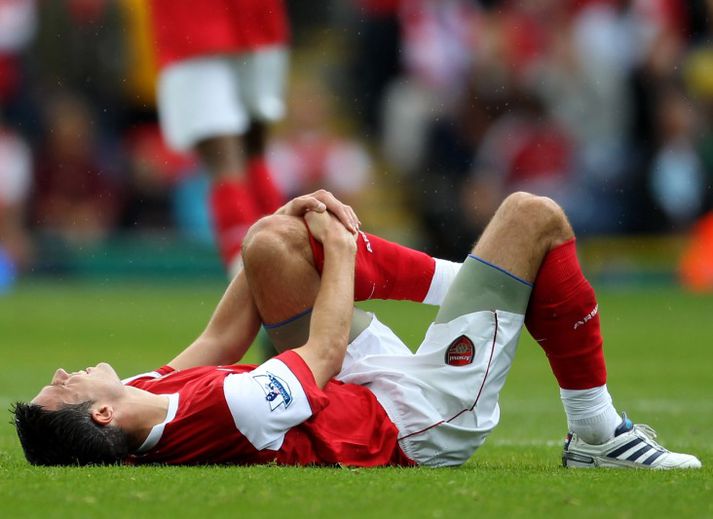 Van Persie liggur á vellinum á laugardaginn.