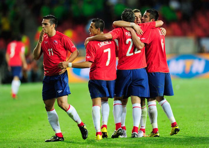 Mark Gonzalez og félagar hans fagna marki Chile í leiknum.