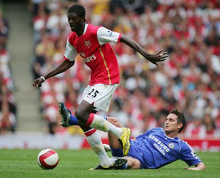 Emmanuel Adebayor skoraði fyrir Arsenal gegn Barnet.