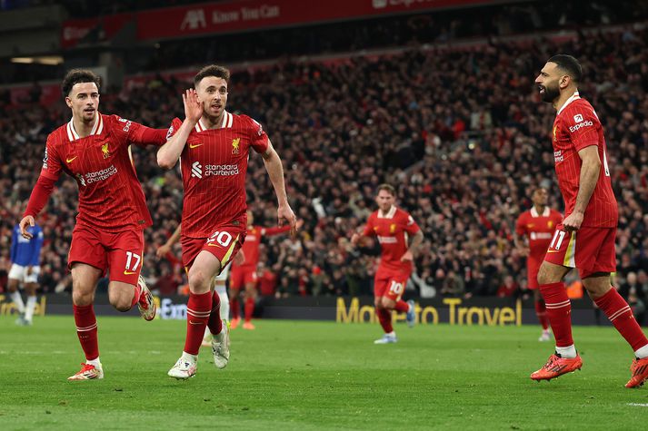 Diogo Jota fagnar hér sigurmarki sínu á Anfield í kvöld.
