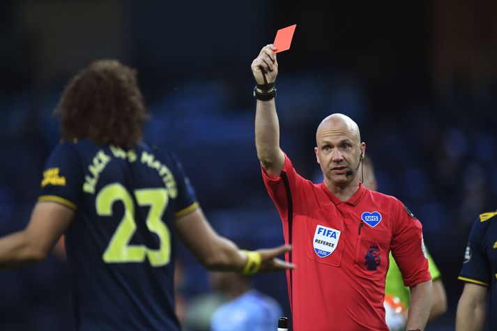 David Luiz fékk beint rautt spjald í leik Arsenal og Man City í gær.