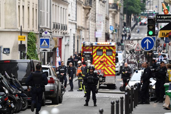 Lögregla að störfum við götuna Rue des Petites Écuries í París í dag, þar sem maðurinn hélt tveimur í gíslingu.