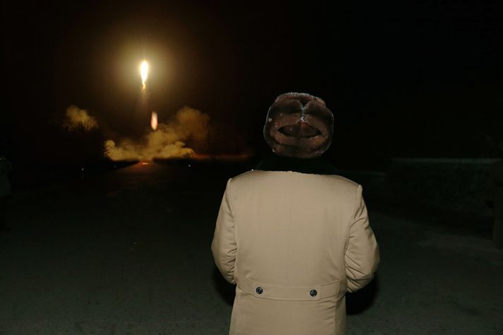Kim Jong-Un fylgist með eldflaugaskoti.