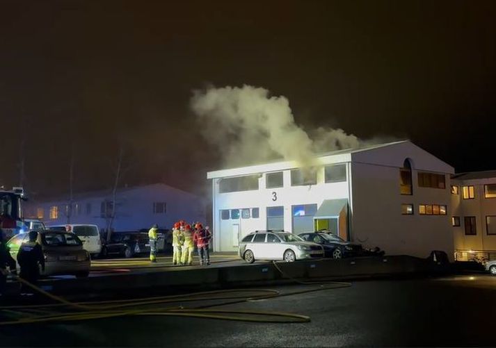 Þrír voru fluttir á sjúkrahús eftir að eldur kom upp í húsnæði í Stangarhyl 3 í Árbæ í Reykjavík snemma í morgun. 