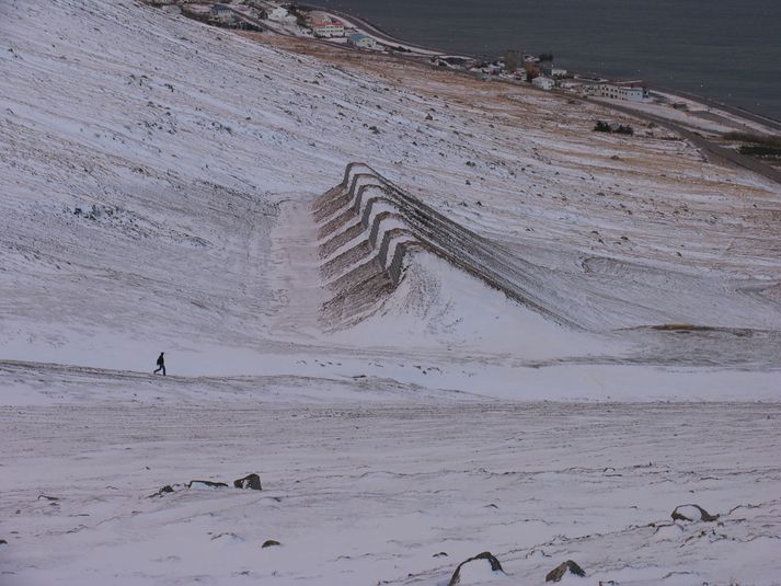 Varnargaðurinn ofan við Seljalandshverfi á Ísafirði. Myndin er fengin af vef Landmótunar sem hannaði garðinn.