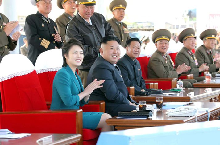 Kim Jong-Un, leiðtogi Norður-Kóreu, ásamt eiginkonu sinni Ri Sol Ju á nýlegri hersýningu.