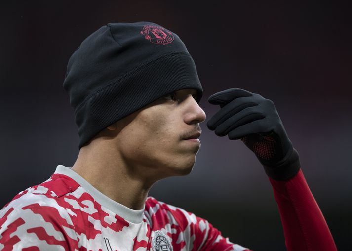 Mason Greenwood er laus allra mála en fær hvorki að æfa né spila með Manchester United fyrr en félagið hefur lokið sinni eigin rannsókn á máli hans.