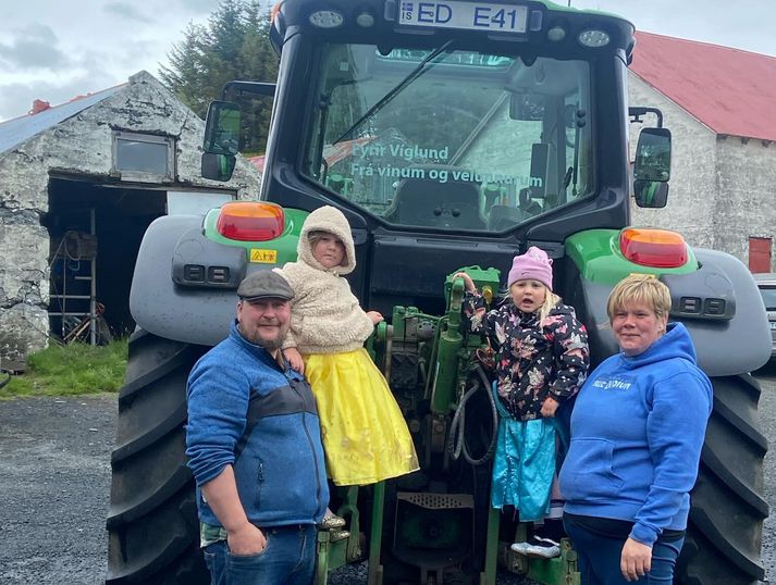 Þorsteinn og Steinunn á Haukholtum og dætur þeirra Heiðdís og Svava.