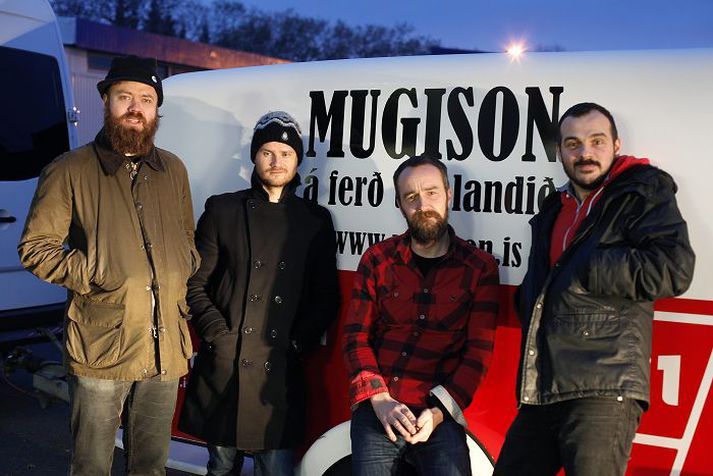 Mömmur Mugisons og félaga hans í hljómsveitinni verða í forsetastúkunni í Hörpunni í kvöld.