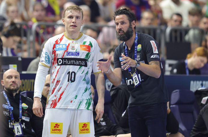 Bennet Wiegert, þjálfari Magdeburgar, ræðir hér við leikmann sinn Gísla Þorgeir Kristjánsson. Saman hafa þeir verið sigursælir en Wiegert dáist að því hversu margir heimsklassa leikmenn koma frá Íslandi.