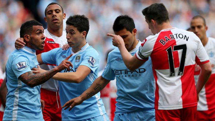 Joey Barton "ræðir" málin við Carlo Tevez.
