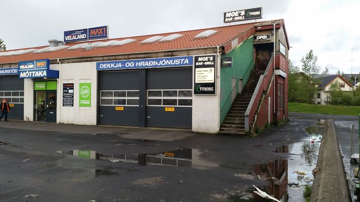 Moe's Bar í Jafnaseli í Breiðholti. Tröppurnar sjást glögglega á hægri hlið hússins.
