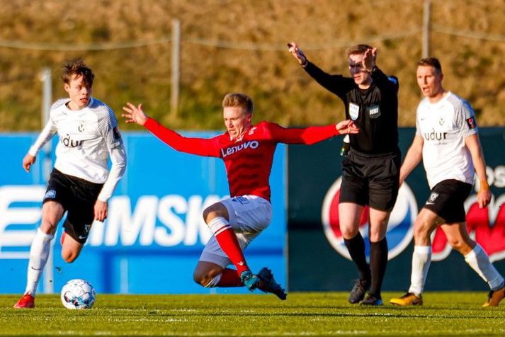 FH-ingurinn Þórir Jóhann Helgason tekur sprettinn með boltann en Valsmaðurinn Patrick Pedersen reynir að kasta sér á eftir honum. Helgi Mikael Jónasson dómari leyfir sókn FH að njóta hagnaðar.