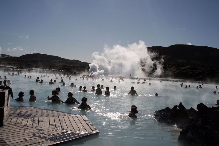 Gestir voru ekki að flýta sér í blíðviðrinu í Bláa lóninu í gær.