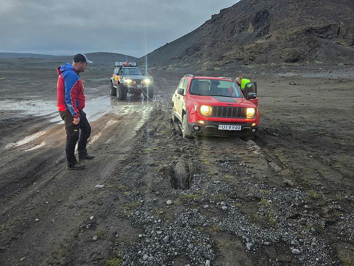 Ferðamaðurinn (ekki á mynd) hafði ekið fram á bleytur í slóðanum við Hagavatn og ákveðið að krækja framhjá þeim, en ekki vildi þá betur til en svo að bíllinn festist í aurbleytu.