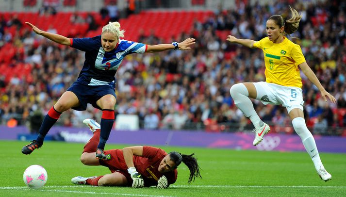 Houghton skorar sigurmark Breta frammi fyrir 70 þúsund áhorfendum á Wembley.