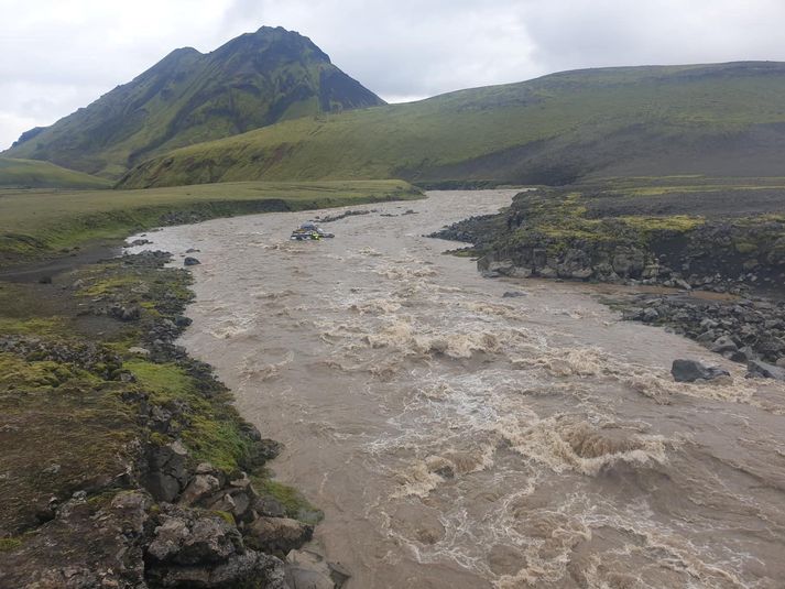 Maðurinn var einn í jeppanum þegar hann festi sig í Kaldaklofskvísl á Syðra-Fjallbaki í morgun.