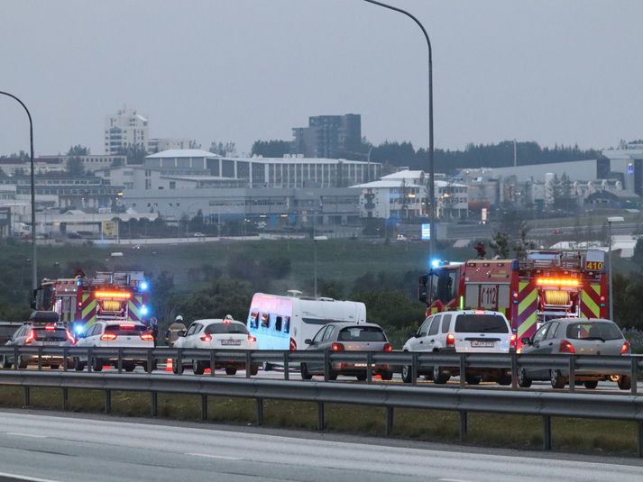 Tveir dælubílar slökkviliðs voru sendir á vettvang þegar eldur kom upp í hjólhýsi á Vesturlandsvegi í gærkvöldi. Það var í annað sinn sem eldur kom upp í hjólhýsi á höfuðborgarsvæðinu í gær.