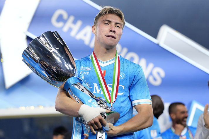 Ofurmeistarinn Højlund er ánægður með fyrsta bikarinn í bláa búningnum. 