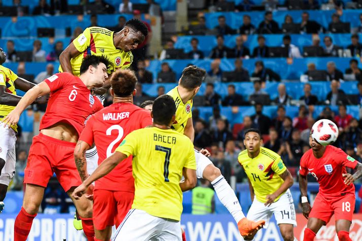 Yerry Mina sýndi styrk sinn í loftinu í föstum leikatriðum á HM í sumar. Hér skorar hann á móti Englandi.