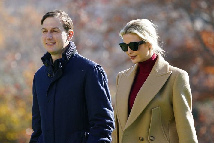 Ivanka Trump (t.h.) með eiginmanni sínum Jared Kushner. Dómsmálaráðherra Washington-borgar stefndi henni, stjúpmóður hennar Melaniu og Thomas Barrack, nánum vini föður hennar, um gögn vegna fjárútláta embættistökunefndarinnar árið 2017.