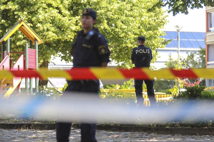 Konan og börnin þrjú fundust eftir að tilkynnt var um eld í íbúðinni.