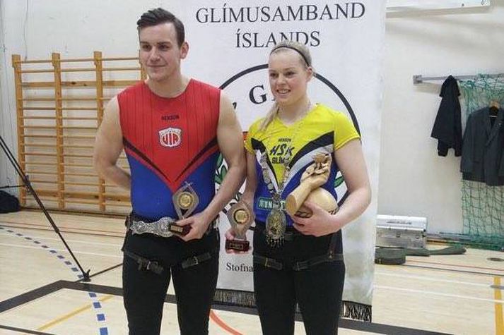 Ásmundur Hálfdán Ásmundsson og Marín Laufey Davíðsdóttir með beltin sín.