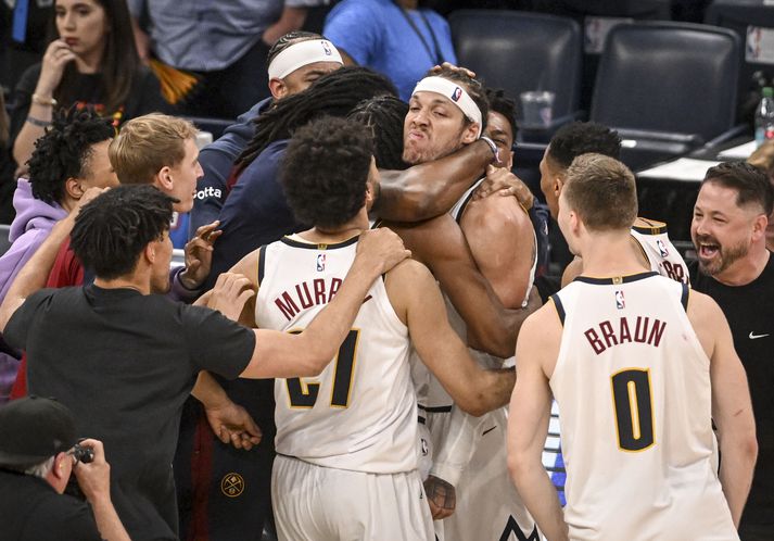 Samherjar Aarons Gordon fagna með honum eftir að hann skoraði sigurkörfu Denver Nuggets gegn Oklahoma City Thunder.