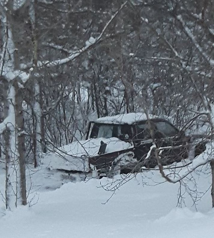 Bíllinn situr fastur á gönguslóð.