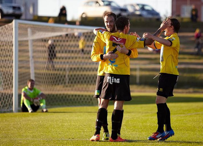 Skagamenn fagna marki í 4-0 sigri liðsins gegn Selfyssingur á Akranesvelli í gærkvöld.
