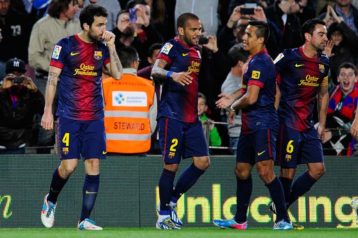 Leikmenn Barcelona fagna marki Cesc Fabregas í gær.