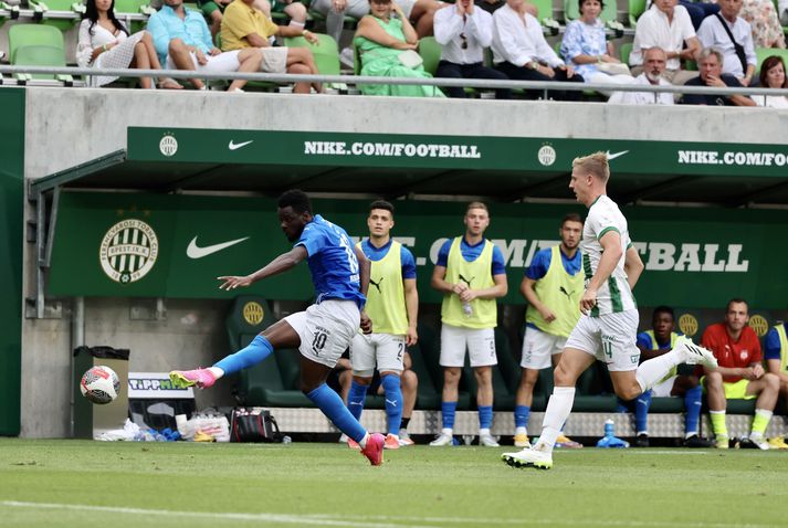 Luc Kassi skorar fyrir KÍ Klaksvík gegn Ferencvaros í undankeppni Meistaradeildarinnar.