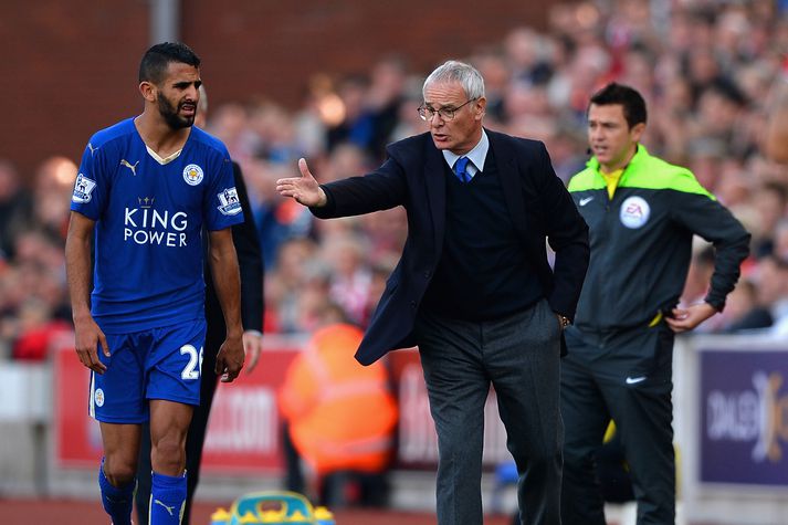 Mahrez fær hér skipanir frá Ranieri í leik með Leicester í haust.