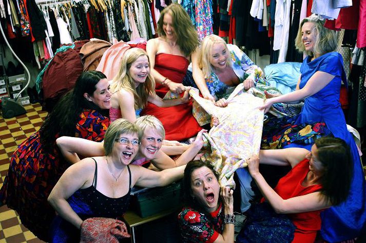 Þessi föngulegi hópur dansara, söng- og leikkvenna og annarra sat fyrir í kjólum af nytjamarkaðinum í gær.Fréttablaðið/gva