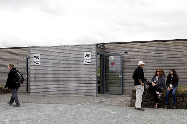 Dvöl sumra ferðamanna á Þingvöllum hefur einskorðast við að bíða hér í röð og skoða salernisaðstöðuna á Hakinu að innan.Formaður Þingvallanefndar segir illa ganga að rukka inn á salernin á Hakinu. Nefndin hafi því ákveðið að hætta innheimtunni þegar nýtt bílastæðagjald verður tekið upp. Kallar eftir sameiginlegu átaki opinberra aðila og ferðaþjónustunnar.