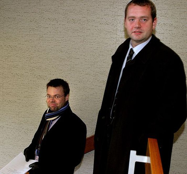 Lögmenn yfirgefa dóminn. Heimir Örn Herberts­son, lög­maður Hannes­ar og Hall­dór Helgi Back­man, lög­mað­ur Auð­ar, að lok­inni fyrirtöku í gær. Fréttablaðið/E.Ól.