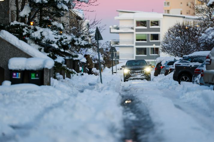 Snjórinn setti strik sinn í reikning margra á höfuðborgarsvæðinu í gær, en fallegur er hann. 