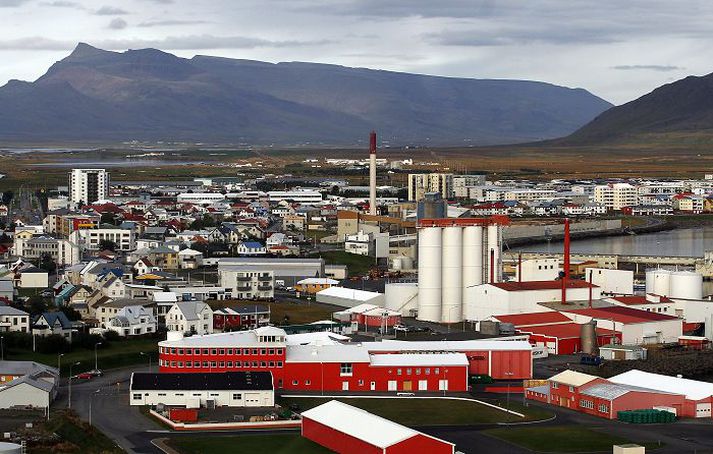 Saksóknari hefur farið fram á sextán ára fangelsi yfir manni sem sakaður er um að hafa orðið öðrum að bana á Akranesi í október í fyrra. 