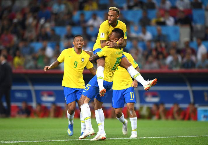 Paulinho og Neymar fagna marki hins fyrrnefnda