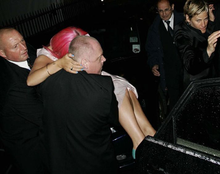 Breska söngkonan Lily Allen borin út í bíl úr árlegri veislu Glamour magazine.
