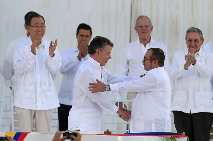 Timoleon Jimenez, leiðtogi FARC, og Juan Manuel Santos, forseti Kólumbíu við undirritunina í kvöld. Haldin var hátíðleg athöfn í Cartagena í tilefni dagsins, sem yfir 2.500 manns sóttu.