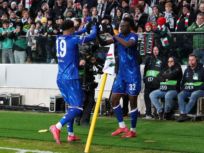 HInn nítján ára gamli Tyrique George fagnar marki sínu sem kom Chelsea í 1-0 í leiknum í kvöld.