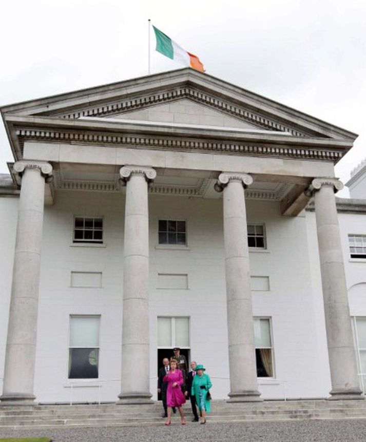 Mary McAleese ásamt Elísabetu bretadrottningu yfirgefa forsetabústaðinn