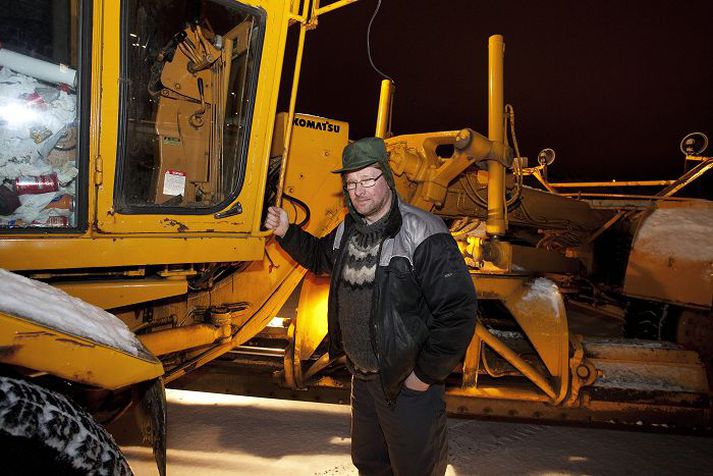 Heppinn Pétur Óli segist vera heppinn að vera á lífi enda varð hann undir veghefli í fyrrinótt án þess að hljóta mikinn skaða. Hann hélt snjómokstursvaktinni áfram þrátt fyrir óhappið.fréttablaðið/stefán