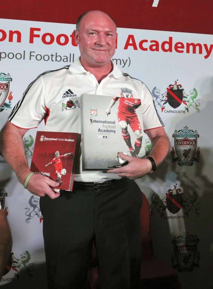 Steve McMahon við opnunina á Indlandi í dag.