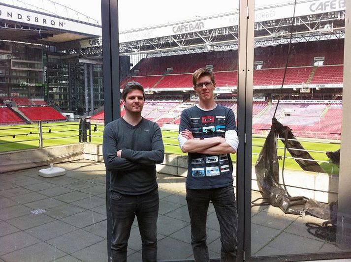 Sindri Már Finnbogason og Björn Hr. Björnsson á Parken-leikvanginum í Kaupmannahöfn. Þeir hafa verið tilnefndir til vefverðlauna.